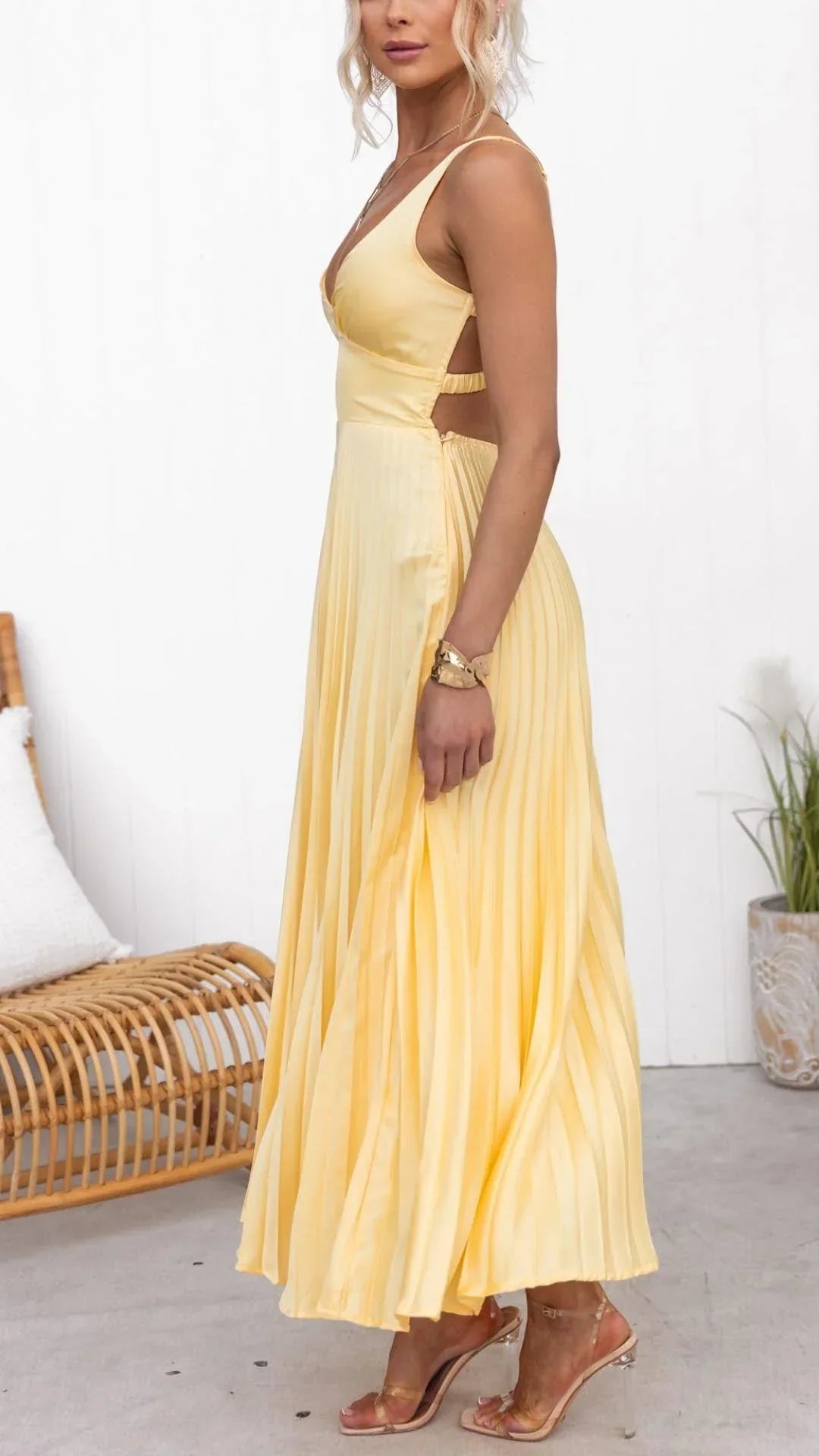 Paula | Chic Yellow Pleated V-Neck Maxi Dress