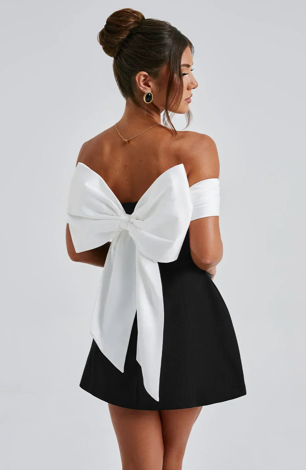 Maud | Chic Mini Dress with Contemporary Bow Accent